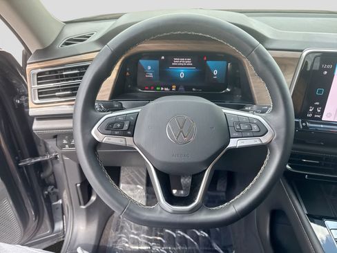 Used 2024 Volkswagen Atlas SE w/ Panoramic Sunroof Package FWD image 30