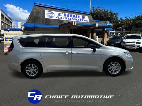 Used 2026 Chrysler Pacifica Select FWD image 9