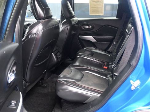 Used 2018 Jeep Cherokee Trailhawk w/ Cold Weather Group AWD/4WD image 10
