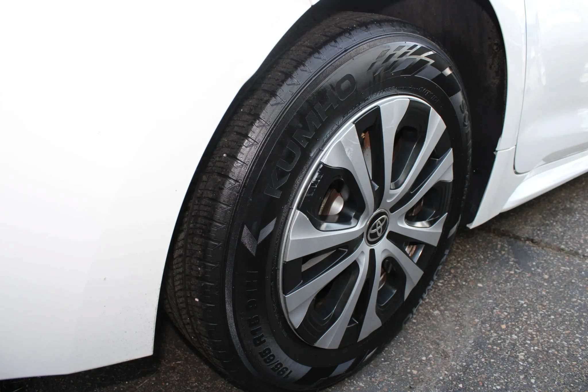 Used 2021 Toyota Corolla LE FWD image 32