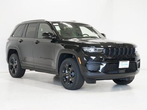 Used 2024 Jeep Grand Cherokee Altitude image 4