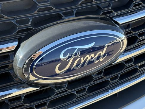 Used 2023 Ford Explorer XLT image 9