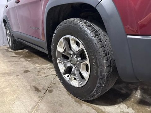 Used 2019 Jeep Cherokee Trailhawk AWD/4WD image 17
