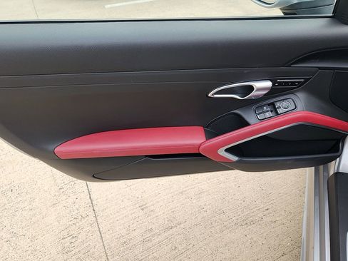 Used 2019 Porsche 718 Boxster S image 11