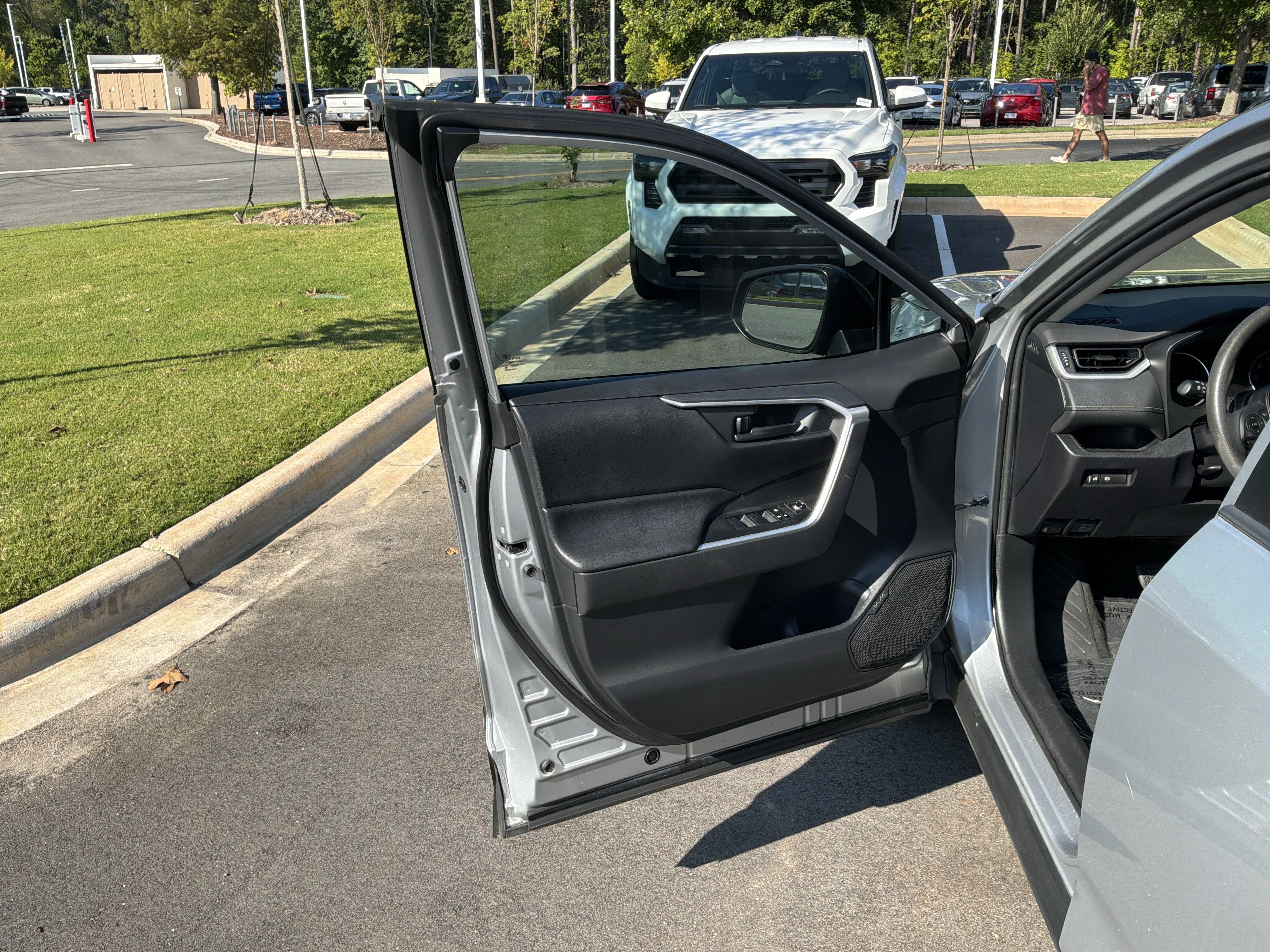 Used 2019 Toyota RAV4 LE FWD image 19