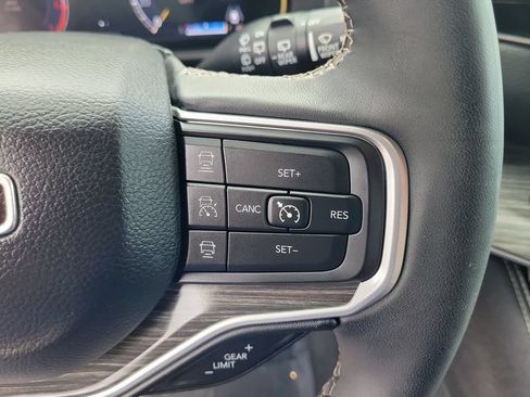 Used 2024 Jeep Wagoneer L Series II RWD image 24