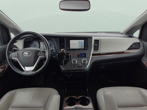 Used 2019 Toyota Sienna Limited image 13