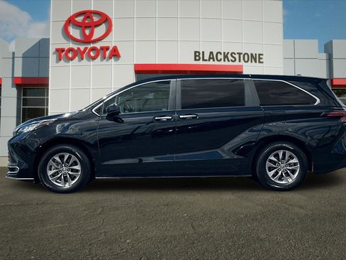 Certified 2022 Toyota Sienna XLE AWD/4WD image 6