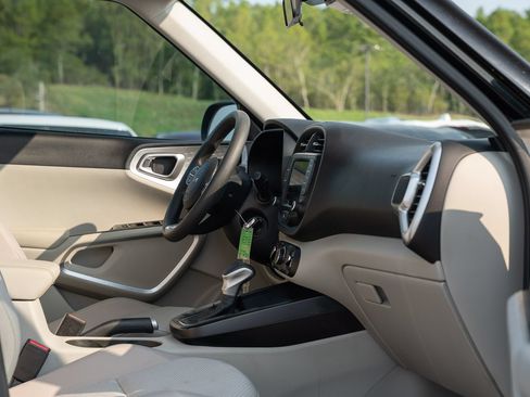 Used 2023 Kia Soul LX FWD image 13