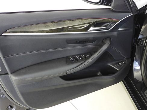 Certified 2023 BMW 530e w/ Convenience Package image 11