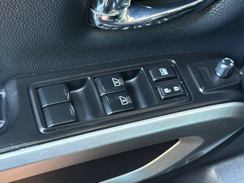 Used 2017 Nissan Titan SL AWD/4WD image 11