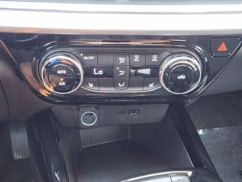 Used 2026 Chevrolet Trax LT w/ LT Convenience Package FWD image 20