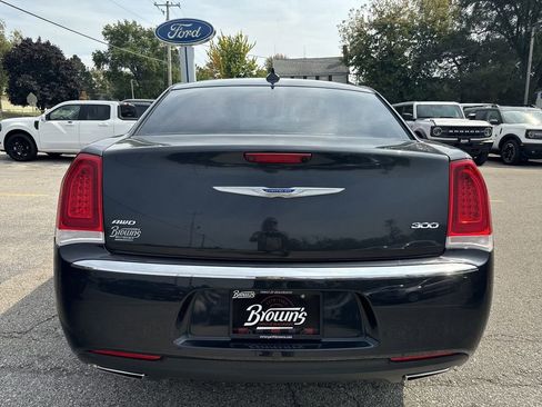 Used 2018 Chrysler 300 Touring image 6