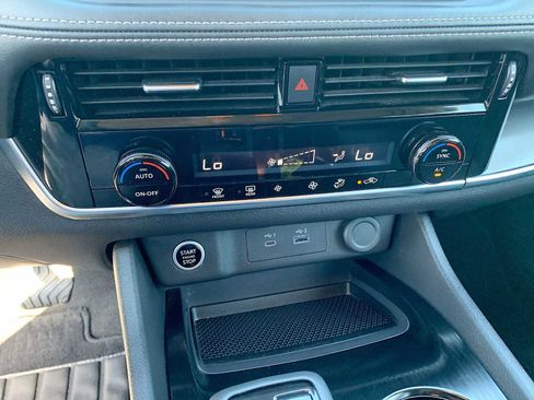 Used 2022 Nissan Rogue SV image 17