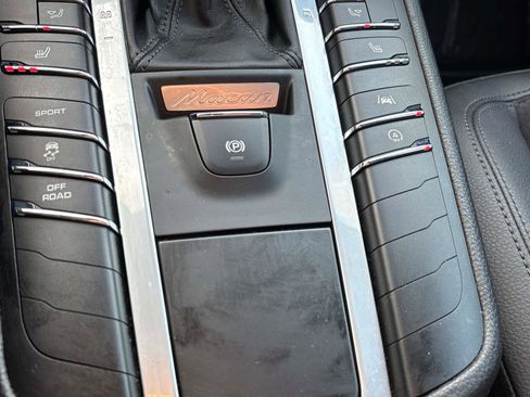 Used 2021 Porsche Macan w/ Driver Memory Package image 24