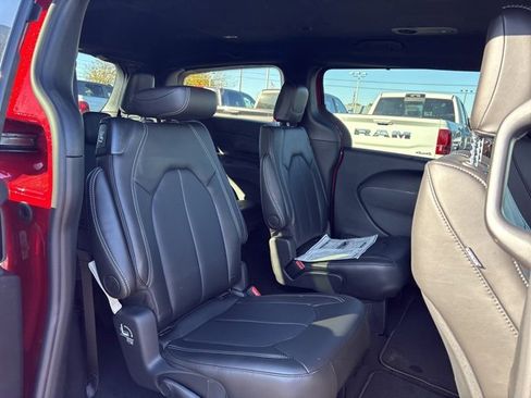 New 2026 Chrysler Pacifica Select image 10