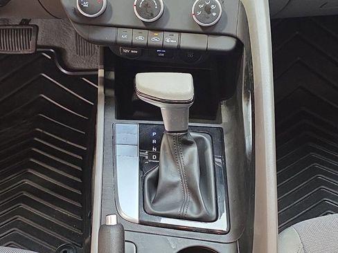 Used 2025 Hyundai Elantra SE image 23