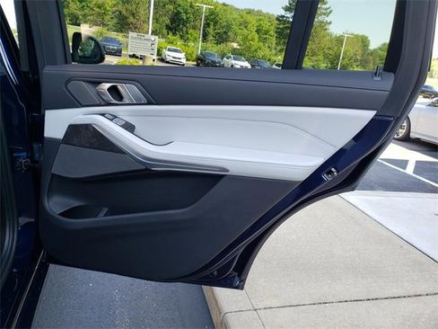 New 2026 BMW X7 xDrive40i w/ Premium Package image 16