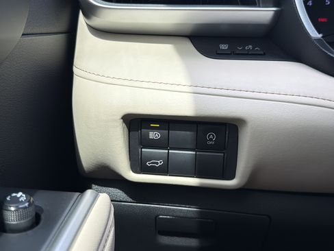 Used 2023 Toyota Highlander XLE FWD image 12