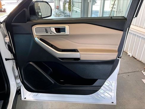 Used 2023 Ford Explorer Limited image 12