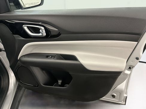 Used 2025 Jeep Compass Limited image 32