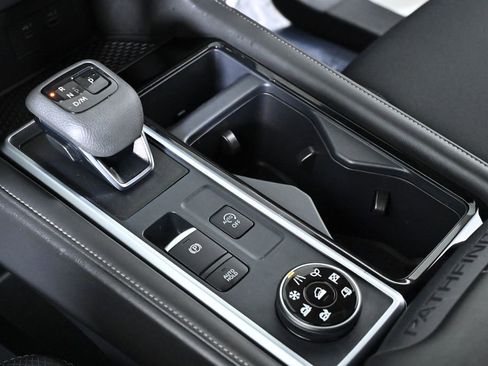 Used 2025 Nissan Pathfinder SV image 19