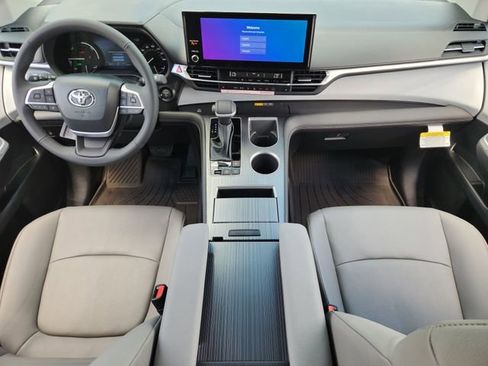 New 2026 Toyota Sienna XLE image 23