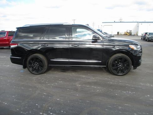 Used 2022 Lincoln Navigator Reserve image 3