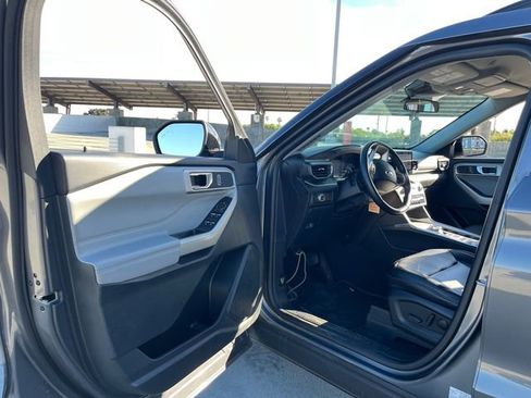 Used 2022 Ford Explorer XLT w/ Equipment Group 202A image 9