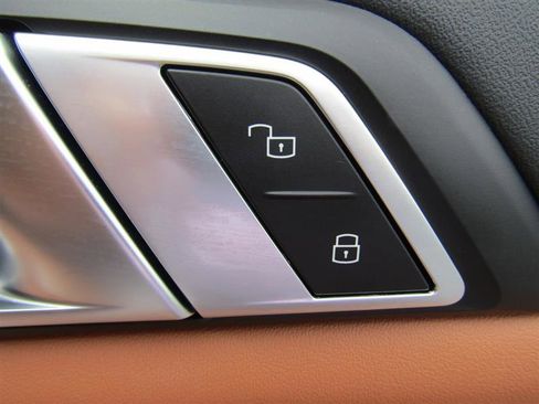 Used 2024 BMW X7 xDrive40i w/ Premium Package image 43