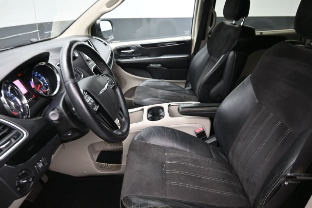 Used 2014 Chrysler Town & Country Touring-L FWD image 16