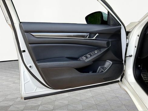 Used 2018 Honda Accord Sport image 19