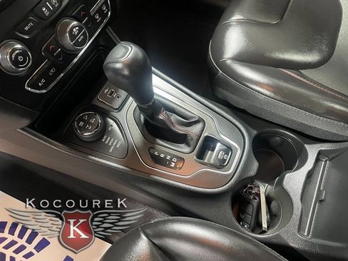 Used 2022 Jeep Cherokee Trailhawk image 17