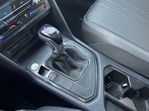 Certified 2022 Volkswagen Tiguan SE R-Line image 24