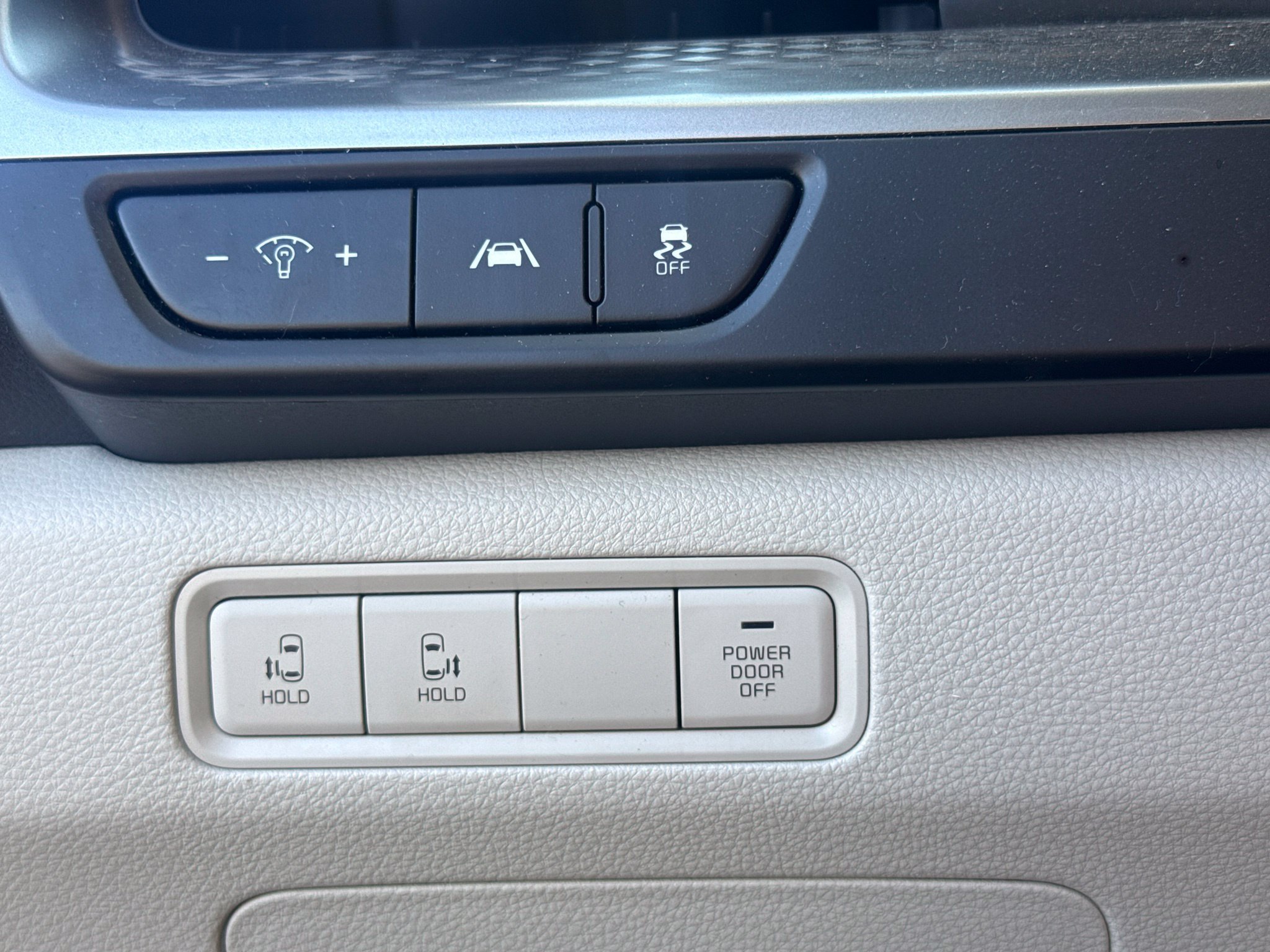 Used 2024 Kia Carnival LX FWD image 23