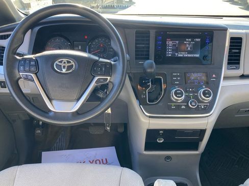 Used 2017 Toyota Sienna L image 10