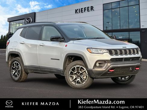 Used 2025 Jeep Compass Trailhawk AWD/4WD image 1