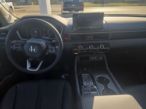 New 2025 Honda Pilot Touring image 12