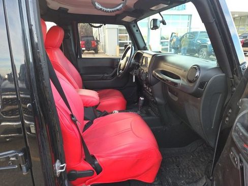 Used 2014 Jeep Wrangler Unlimited Sahara image 11