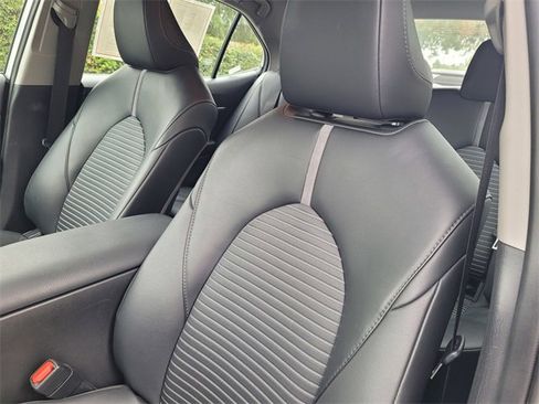 Used 2024 Toyota Camry SE image 11