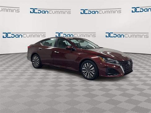 Used 2023 Nissan Altima 2.5 SV image 2