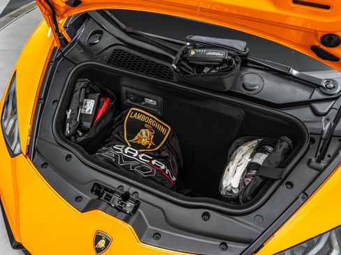 Used 2020 Lamborghini Huracan EVO image 18