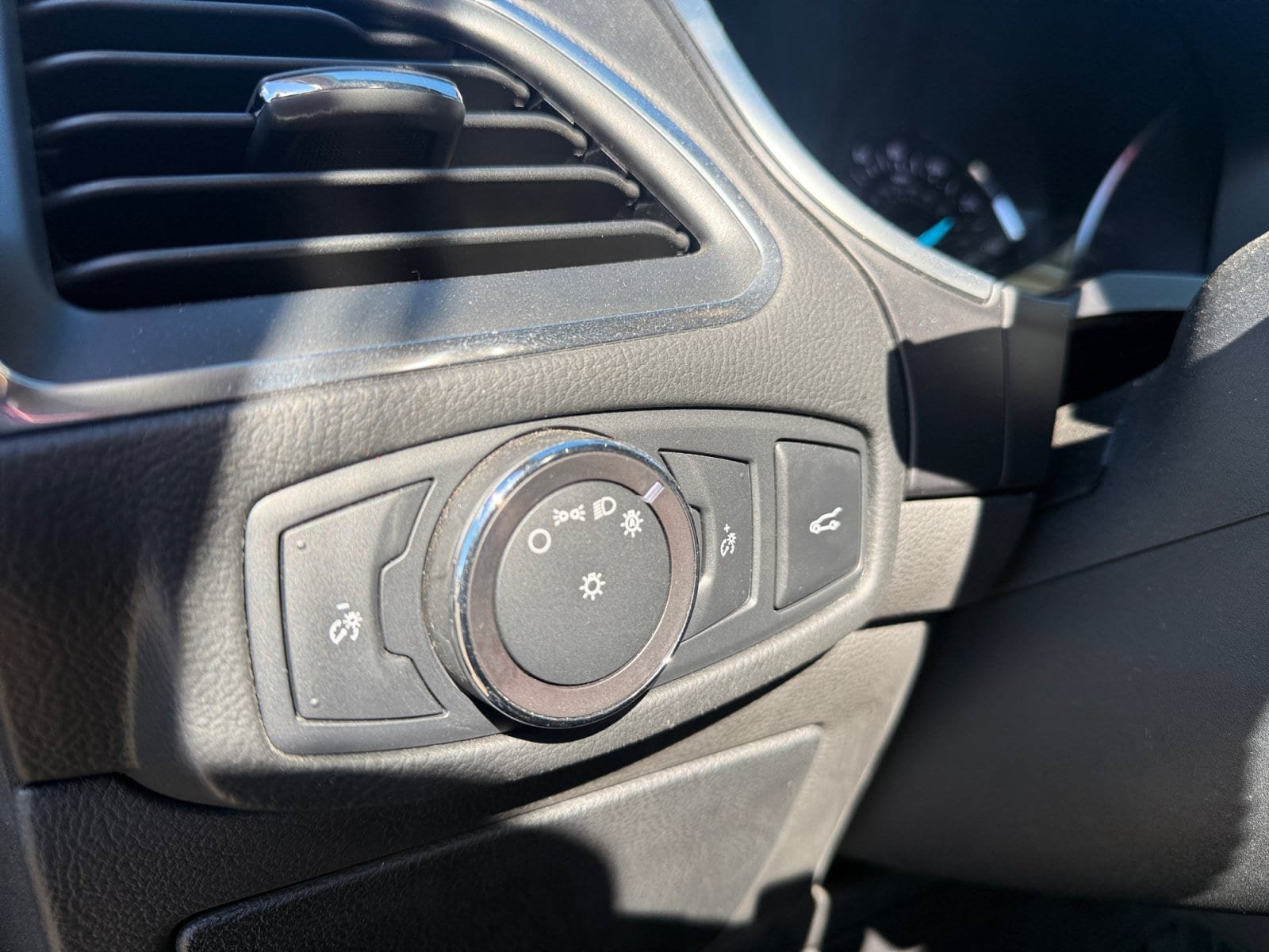 Used 2018 Ford Edge Titanium w/ Technology Package AWD/4WD image 17
