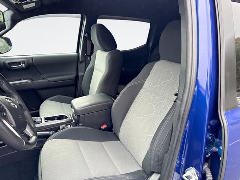 Used 2022 Toyota Tacoma TRD Off-Road image 11