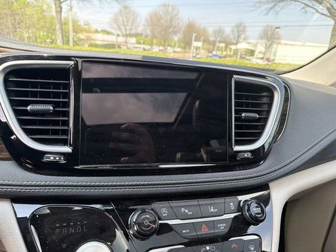 Used 2023 Chrysler Pacifica Limited image 11