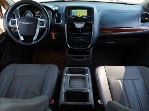 Used 2016 Chrysler Town & Country Touring image 21