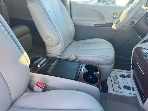 Used 2012 Toyota Sienna Limited image 77