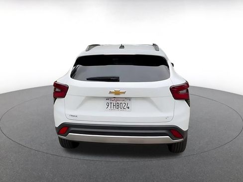 Used 2025 Chevrolet Trax LT FWD image 11