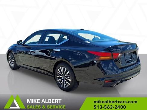 Used 2023 Nissan Altima 2.5 SV w/ SV Premium Package FWD image 5