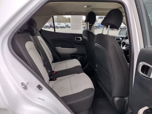 Used 2024 Hyundai Venue SEL image 19